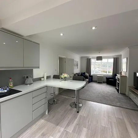 Park House - 4 Bedrooms - Sleeps 7 *
