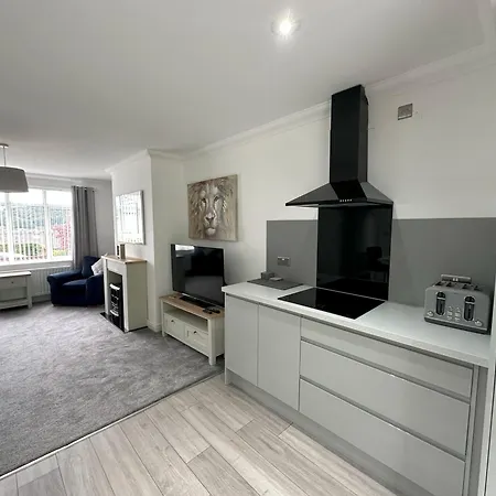 Park House - 4 Bedrooms - Sleeps 7 *
